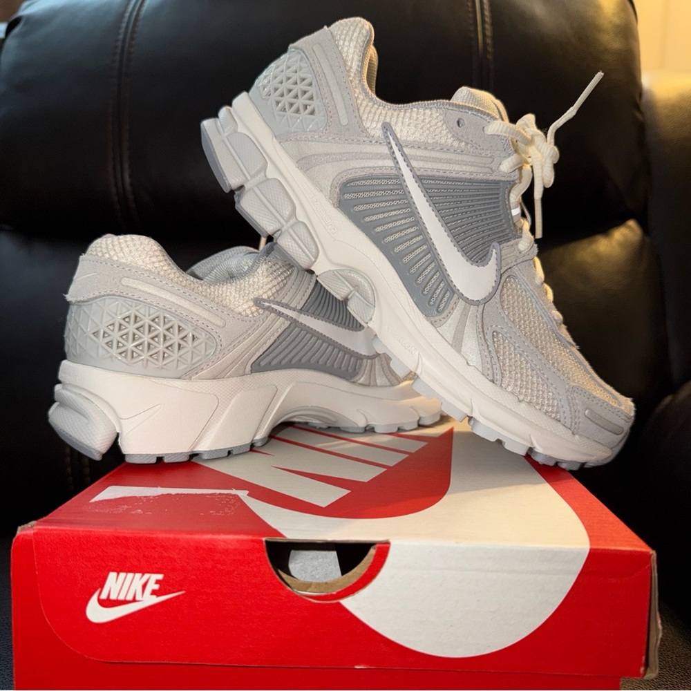 Nike Zoom Vomero 5 Women’s Size 8 Platine And White  And Men’s Size 6.5 New